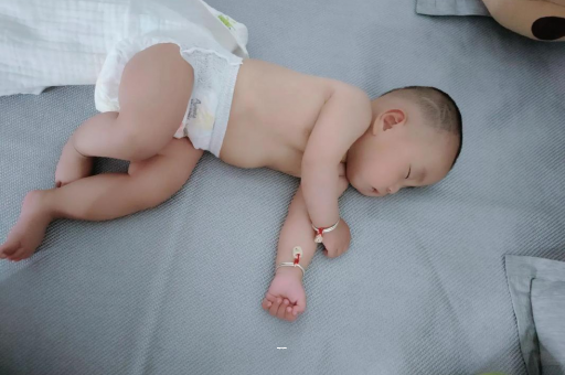 定安宝宝突然很多眼屎